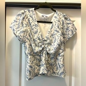 Gilli size Medium floral blouse, no tags but never worn, blue and white